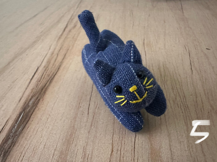 Pin - woven cat